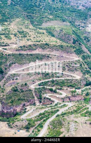 Straße zwischen Tatev und Halidzor im Vorotan-Flusstal, Armenien. Stockfoto