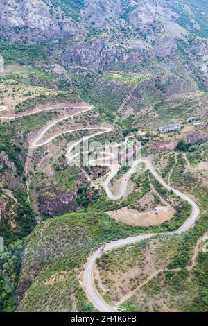 Straße zwischen Tatev und Halidzor im Vorotan-Flusstal, Armenien. Stockfoto