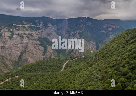 Straße zwischen Tatev und Halidzor im Vorotan-Flusstal, Armenien. Stockfoto