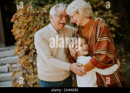 Großeltern genießen gute Zeit mit ihrer niedlichen kleinen Enkelin Stockfoto