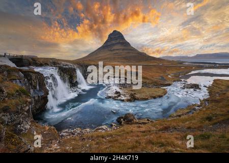 Mount Kirkjufell Island Island Landschaft kaltes Panorama bei Sonnenuntergang. Stockfoto