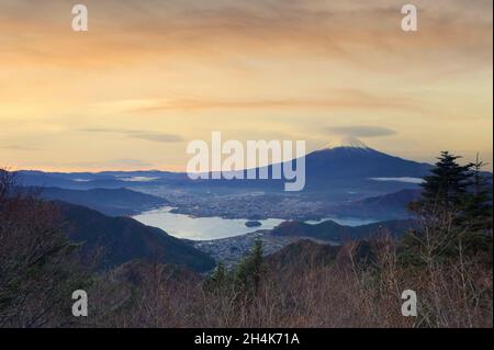 Schließen Sie den Gipfel des schönen Fuji-Gebirges mit Schneedecke auf der Spitze mit könnte, schöner Landschaft des Berges Fuji oder Fujisan bei Sonnenuntergang Stockfoto