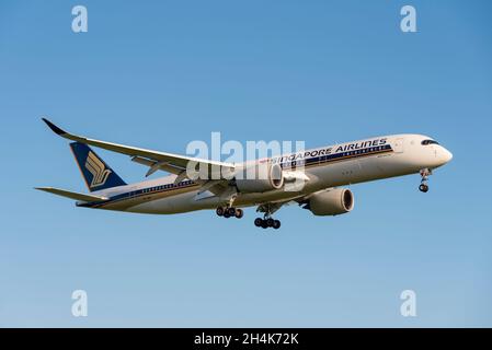 Singapore Airlines Airbus A350-Linienflugzeug 9V-SMY nähert sich dem Flughafen London Heathrow, Großbritannien, in klarem blauen Himmel an Stockfoto