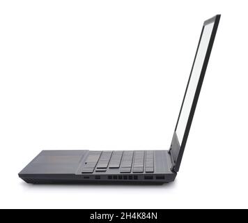 Seitenansicht des offenen Laptops mit leerem Bildschirm, isoliert auf weiß Stockfoto