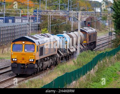 66795 und 66704 der GB Railfreight Class 66 ziehen RHTT an DIRFT vorbei Stockfoto