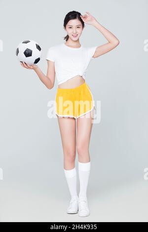 Glückliches und schönes Fußball-Baby Stockfoto