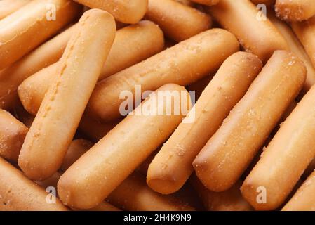 Nahaufnahme von frisch gebackenen, salzigen Brotstäben aus Weizen Stockfoto