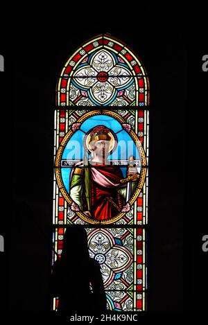 Buntglasfenster des Portraits des Heiligen Victor von Marseille (gest. 290) in der Kirche des Heiligen Herzens (Sacré-Coeur), Castellane Frankreich Stockfoto