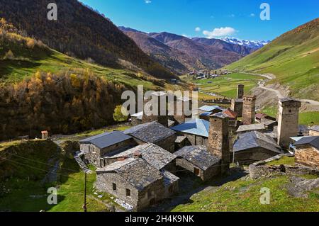 Das alte swan erhebt sich am sonnigen Herbsttag im Hochlanddorf Ushguli, Svaneti, Georgien Stockfoto