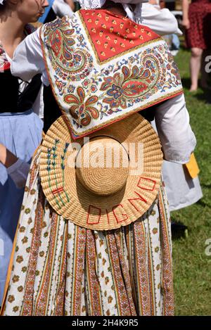 Provenzalische Frau trägt traditionelle oder regionale Volkskostüme während des Sommerfestivals Provence Frankreich Stockfoto