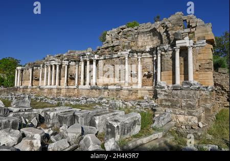 Ruinen des alten Brunnen Nympheum in Side. Antalya. Türkei. Stockfoto