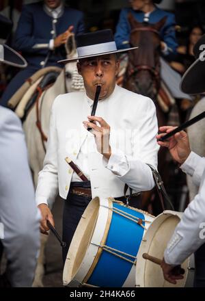Musiker mit Flöte und Tamburin in typisch andalusischer Kleidung während der Feier der Messe Fuengirola. Stockfoto