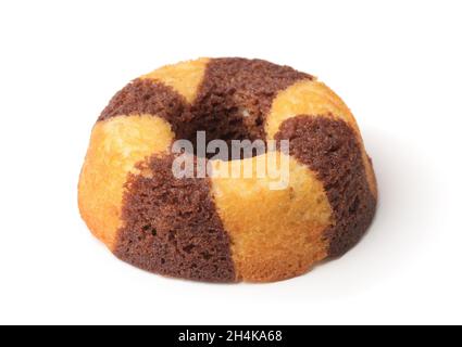 Schokoladenkuchen mit Bananenschwamm, isoliert auf Weiß Stockfoto