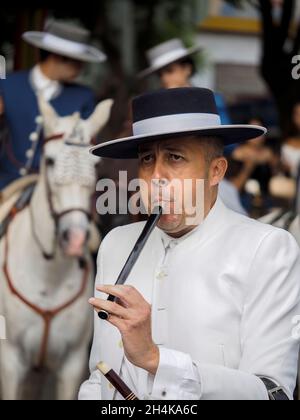 Musiker mit Flöte und Tamburin in typisch andalusischer Kleidung während der Feier der Messe Fuengirola. Stockfoto