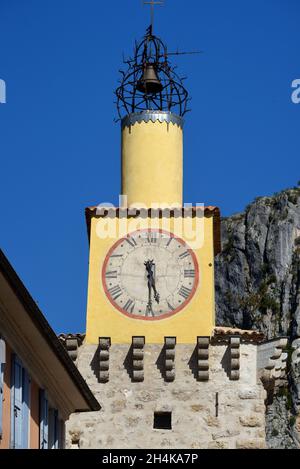 Farbenprächtiger gelber Uhrenturm, Glocke und Campanile in der Altstadt oder im Dorf Castellane Alpes-de-Haute-Provence, Provence Frankreich Stockfoto