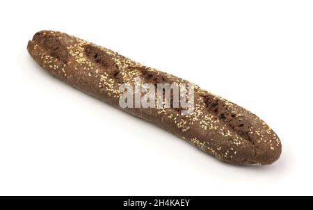 Ganzer Laib Roggenbrot mit Sesam und Leinsamen isoliert auf Weiß Stockfoto