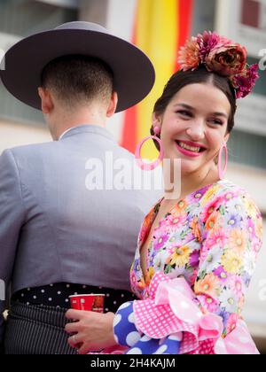 Ein Paar Reiter in typisch andalusischer Tracht bei der Feier des Pferdetags in Fuengirola. Stockfoto