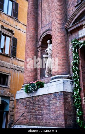 Statue von San Bernardo Tolomei auf der Chisea di San Cristoforo auf der Piazza Tolomei in Siena, Italien. Stockfoto