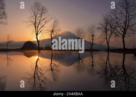 Schließen Sie den Gipfel des schönen Fuji-Gebirges mit Schneedecke auf der Spitze mit könnte, schöner Landschaft des Berges Fuji oder Fujisan bei Sonnenuntergang Stockfoto