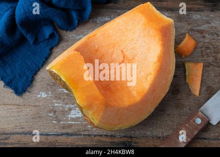 Stück Kürbis auf rustikalem Hintergrund Stockfoto