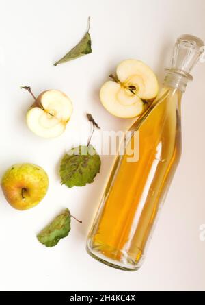 Eine Flasche Apfelessig und Apfelfrucht Zusammensetzung. Stockfoto