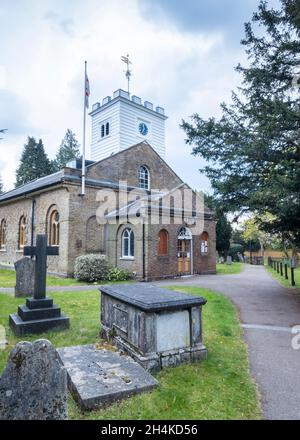 London, Totteridge, St. Andrew's Church aus dem 17. Jahrhundert und Kirchhof. Anglikanisch / Episcopalian / Church of England; renoviert 1790, Grabsteine & Eibe Stockfoto