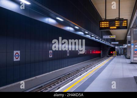 Battersea Power Station; U-Bahn-Station, keine Menschen, Northern Line, Bahnsteig innen, Schilder für die U-Bahn-Station; U-Bahn/Metro, London, Großbritannien Stockfoto