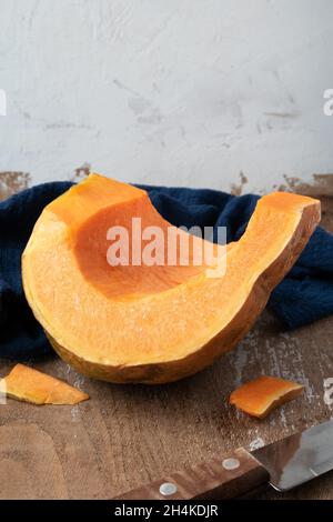 Stück Kürbis auf rustikalem Hintergrund Stockfoto