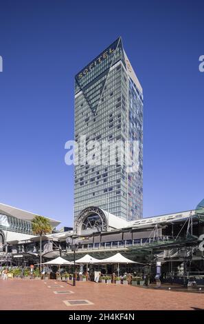 SYDN, AUSTRALIEN - 30. Sep 2021: Vertikaler Blick auf das Sofitel Hotel am Darling Harbour in Sydney, Australien Stockfoto