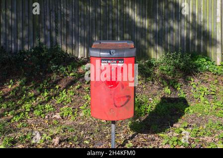 Roter Papierkorb für Hundeabfälle vom Edgbaston Reservoir in Birmingham an einem sonnigen Herbsttag Stockfoto