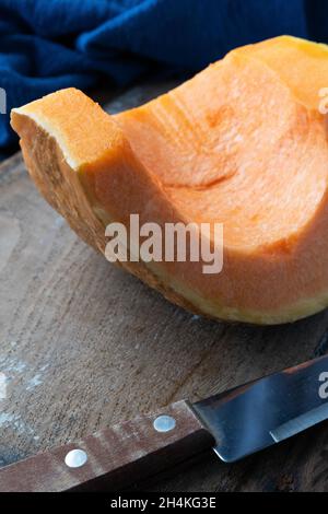 Stück Kürbis auf rustikalem Hintergrund Stockfoto
