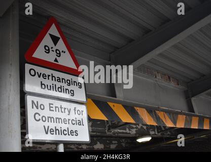 Hinweis: 'Überhängendes Gebäude' 'kein Eintrag für Nutzfahrzeuge' mit Kopierplatz. Stockfoto