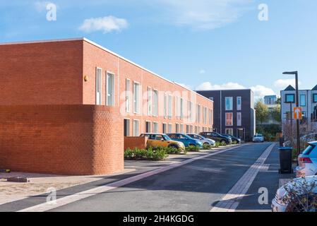 Port Loop neues städtisches Wohnbaugebiet neben dem Birmingham Canal Old Line in Ladywood, Birmingham, Großbritannien, in der Nähe des Stadtzentrums von Birmingham Stockfoto