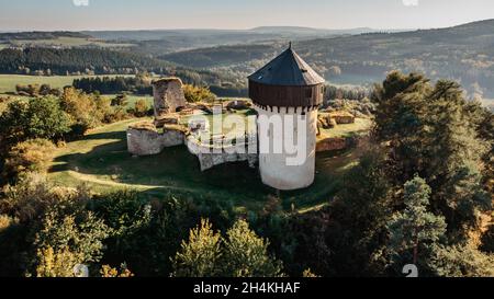 Luftaufnahme der Ruinen der Burg Hartenstejn in Westböhmen, Tschechische Republik.spätgotische mittelalterliche Burg auf prominenten Hügel gelegen.Blick auf Aussichtsturm Stockfoto