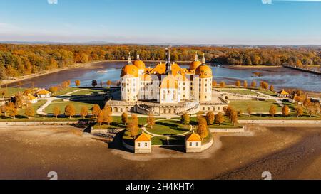 Luftaufnahme des Märchenschlosses Moritzburg in Sachsen, Deutschland.prächtiges Barockschloss inmitten eines großen Teiches und Parks.Beliebte Lage Stockfoto