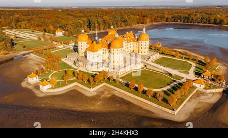 Luftaufnahme des Märchenschlosses Moritzburg in Sachsen, Deutschland.prächtiges Barockschloss inmitten eines großen Teiches und Parks.Beliebte Lage Stockfoto