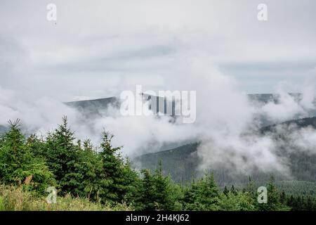 Jeseniky Berge und Gipfel von Praded mit Fernsehsenderturm und Aussichtsplattform, Tschechische Republik. Malerische neblige Landschaft, beliebt Stockfoto