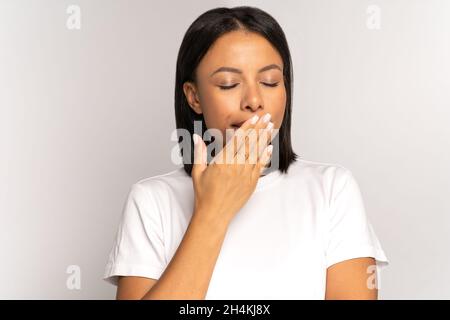 Müde schläfrige Frau gähnend Abdeckung offenen Mund erschöpft brauchen Ruhe nach dem frühen Aufwachen, schlaflose Nacht Stockfoto