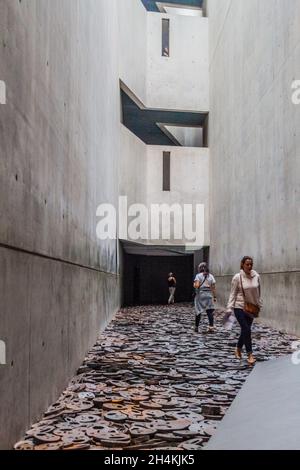 BERLIN, DEUTSCHLAND - 25. JULI 2017: Interieur des Jüdischen Museums in Berlin. Stockfoto