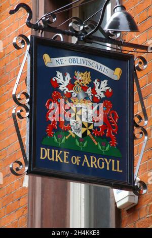 Melden Sie sich vor dem viktorianischen Pub Duke of Argyll in Soho, London, Großbritannien, an. Stockfoto