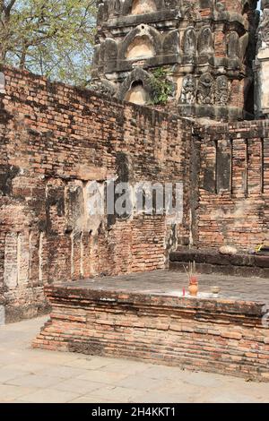 Ruinierter buddhistischer Tempel (wat si sawai) in sukhothai (thailand) Stockfoto