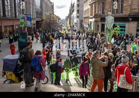 Glasgow, Schottland, Großbritannien. November 2021. Während die UN-Klimakonferenz (26. Konferenz der Parteien (COP26)) weitergeht, haben Extinction Rebellion und andere Gruppen von Klimaaktivisten eine Kundgebung in der Glasgow Royal Concert Hall Steps, Buchanan Street, abgehalten und marschieren durch die Straßen des Stadtzentrums von Glasgow. Kredit: Iain McGuinness/Alamy Live Nachrichten Stockfoto