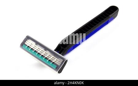 Blauer Einwegrasierer isoliert auf weißem Hintergrund. Stockfoto