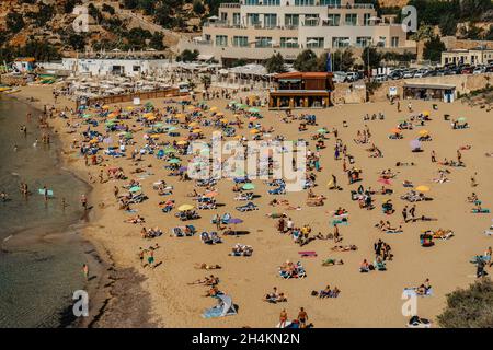 Malta-Oktober 20,2021.herrliche Ufer des Golden Bay Beach.Menschen Sonnenbaden, Schwimmen, Wassersport tun.Beach Resort mit Panoramablick und klar Stockfoto