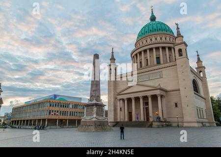 POTSDAM, 14. AUGUST 2017: Alter Marktplatz am Alten Markt mit Nikolaikirche in Potsdam Stockfoto