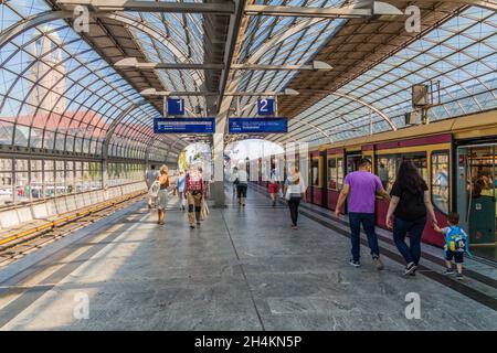 BERLIN, DEUTSCHLAND - 16. AUGUST 2017: Blick auf den Bahnhof Berlin-Spandau. Stockfoto