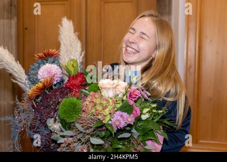 Nürnberg, Deutschland. November 2021. Die neu gewählte Christuskindin von Nürnberg, Teresa Windschall, lächelt nach der Bekanntgabe der Wahlergebnisse. Der 17-Jährige wurde von einer Jury aus insgesamt sechs Bewerbern für zwei Jahre zum neuen Christkind gewählt. Der Nürnberger Christkindlesmarkt wird vom neuen Christkind am 26. November eröffnet und dauert bis Heiligabend. Aufgrund der Corona-Pandemie soll der Markt jedoch in diesem Jahr dezentral an mehreren Standorten im Stadtzentrum abgehalten werden. Quelle: Daniel Karmann/dpa/Alamy Live News Stockfoto