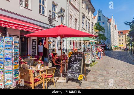 BERLIN, DEUTSCHLAND - 30. AUGUST 2017: Gepflasterte Straße im Nikolaiviertel in Berlin, Deutschland Stockfoto