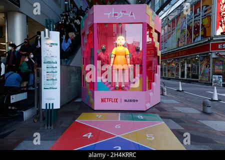 3. November 2021, Tokio, Japan: Eine Nachbildung der 'Younghee'-Puppe des südkoreanischen Netflix-Megahit-Dramas ''Squid Game'' vor dem Shibuya-Bahnhof, einem der belebtesten Stationen der Welt. Die Statuen der Puppe und zwei Wachen in pinkfarbenen Uniformen sind im Einkaufsviertel von Shibuya installiert, wo die Menschen Fotos von der Puppe machen konnten, während sie der Stimme und der Musik des Spiels „Rotes Licht, grünes Licht“ lauschten. (Bild: © Rodrigo Reyes Marin/ZUMA Press Wire) Stockfoto