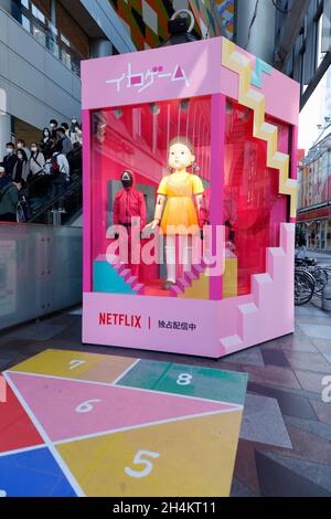 3. November 2021, Tokio, Japan: Eine Nachbildung der 'Younghee'-Puppe des südkoreanischen Netflix-Megahit-Dramas ''Squid Game'' vor dem Shibuya-Bahnhof, einem der belebtesten Stationen der Welt. Die Statuen der Puppe und zwei Wachen in pinkfarbenen Uniformen sind im Einkaufsviertel von Shibuya installiert, wo die Menschen Fotos von der Puppe machen konnten, während sie der Stimme und der Musik des Spiels „Rotes Licht, grünes Licht“ lauschten. (Bild: © Rodrigo Reyes Marin/ZUMA Press Wire) Stockfoto